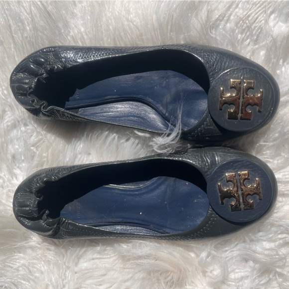 Tory Burch Women's Navy Flats with Gold Logo - Picture 3 of 3